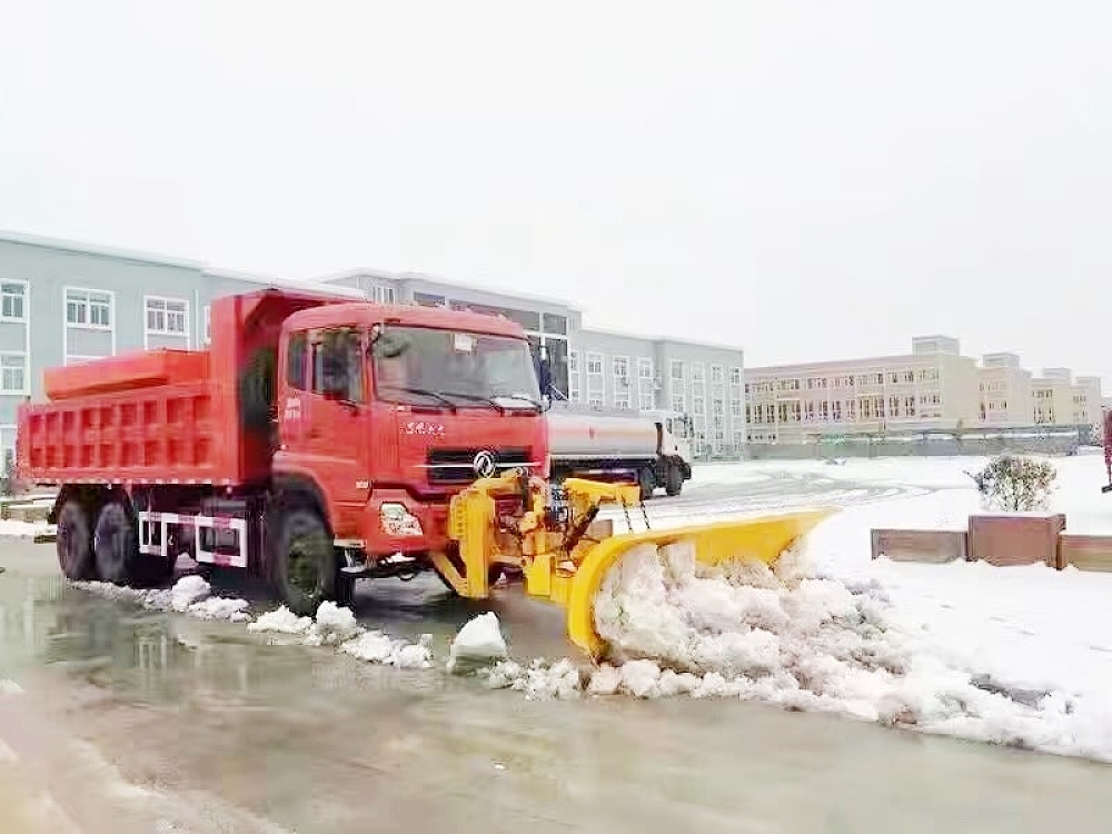 東風(fēng)天龍大型融雪撒布鏟雪車